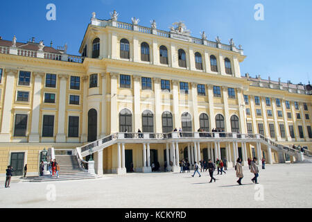 Vienna, Austria - aprile 30th, 2017: facciata di palazzo Schoenbrunn, ex imperial residenza estiva, costruito e rimodellata durante il regno dell'imperatrice Maria Teresa in 1743 Foto Stock