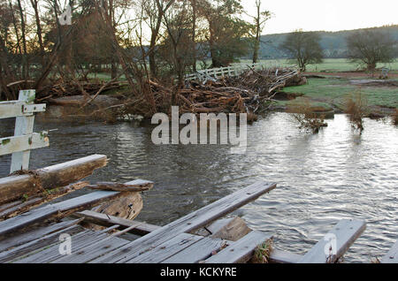 Ponte di legno danneggiato da alluvione grave. All'inizio di giugno 2016 la Tasmania settentrionale e nord-occidentale ha subito alcune delle inondazioni più gravi mai registrate. M Foto Stock