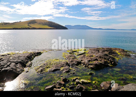 Vista della zona di Okehampton Bay che è il luogo di una controversa espansione dell'industria dell'allevamento del salmone della Tasmania. Tasmania, Australia Foto Stock