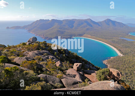 Wineglass Bay e Freycinet Peninsula dalla cima del Monte Amos. Freycinet National Park, costa orientale Tasmania, Australia Foto Stock