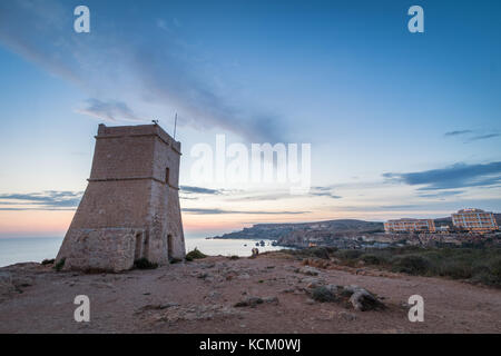 Tramonto dorato a Ghajn Tuffieha Tower Foto Stock