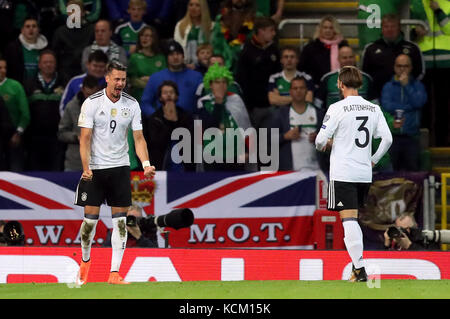 Il tedesco Sandro Wagner festeggia il secondo gol della partita durante la Coppa del mondo FIFA 2018 Qualifying, partita del gruppo C al Windsor Park di Belfast. Foto Stock