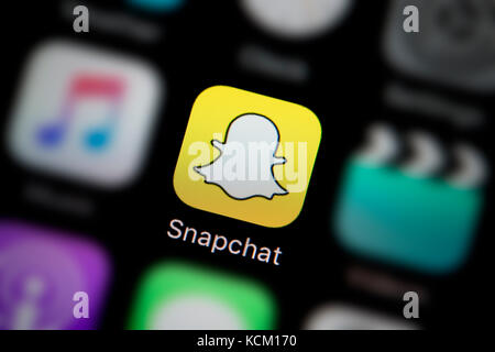 Una inquadratura ravvicinata del logo della società che rappresentano il Snapchat Icona app, come si vede sullo schermo di un telefono intelligente (solo uso editoriale) Foto Stock