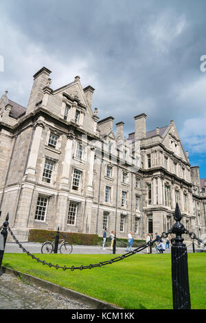 Dublino, Irlanda - agosto 9, 2017; trinity college di terreni e immobili la gente camminare passato laureati memorial building a Dublino Repubblica irlandese. Foto Stock