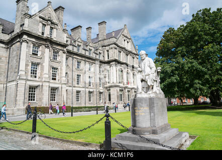 Dublino, Irlanda - agosto 9, 2017; persone passin laureati memorial building e la statua di George salmon trinity college di terreni e fabbricati in dubli Foto Stock