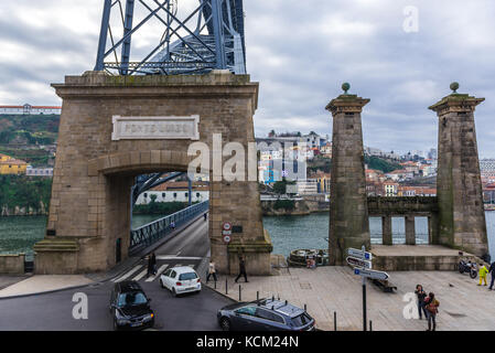 Resti di Pensil pontoon bridge accanto a Dom Luis Ponte I nella città di Porto sulla Penisola Iberica, la seconda più grande città in Portogallo Foto Stock