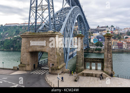 Resti di Pensil pontoon bridge accanto a Dom Luis Ponte I nella città di Porto sulla Penisola Iberica, la seconda più grande città in Portogallo Foto Stock