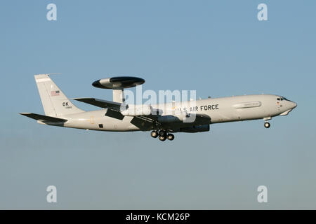 Il USAF E-3B Sentry sull approccio nella RAF Mildenhall durante un chiaro gli inverni di giorno. Foto Stock