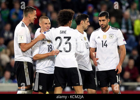 Il tedesco Joshua Kimmich (secondo da sinistra) celebra il terzo gol del suo fianco con i suoi compagni di squadra durante le Qualifiche della Coppa del mondo FIFA 2018, partita del gruppo C al Windsor Park di Belfast. Foto Stock