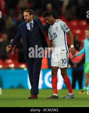 Il manager inglese Marcus Rashford (a sinistra) Gareth Southgate (a destra) dopo il fischio finale durante le qualificazioni della Coppa del mondo FIFA 2018, partita del Gruppo F al Wembley Stadium di Londra. PREMERE ASSOCIAZIONE foto. Data immagine: Giovedì 5 ottobre 2017. Vedi PA storia CALCIO Inghilterra. Il credito fotografico dovrebbe essere: Mike Egerton/PA Wire. RESTRIZIONI: L'uso è soggetto a restrizioni fa. Solo per uso editoriale. Uso commerciale solo previo consenso scritto della fa. Nessuna modifica tranne il ritaglio. Foto Stock