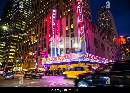 La città di new york, new york, Stati Uniti d'America - 28 settembre 2017: vista della Radio City Music Hall di manhattan visto durante la notte con le luci, le automobili, i taxi e gli stili di Harry Foto Stock