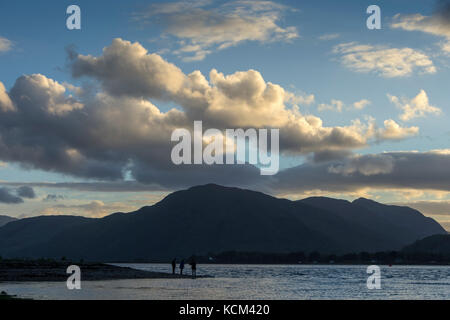 Le colline di Ardgour sopra Loch Linnhe, da Onich vicino a Fort William, Scozia, Regno Unito Foto Stock