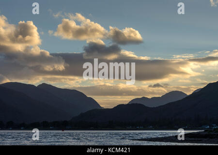 Le colline di Ardgour sopra Loch Linnhe, da Onich vicino a Fort William, Scozia, Regno Unito Foto Stock