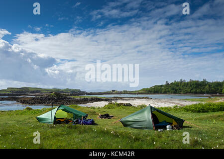 Due piccoli Hilleberg Akto tende sulla zona campeggio a Galmisdale Bay sull'Isola di Eigg, Scotland, Regno Unito Foto Stock