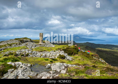 L'isola di Rum dalla cima di un Sgùrr, o lo Sgurr di Eigg, sull'isola di Eigg, Scozia, Regno Unito Foto Stock