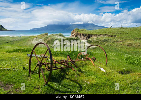 L'Isola di Rum da vicino alla spiaggia alla Baia di Laig sull'Isola di Eigg, Scozia, Regno Unito Foto Stock