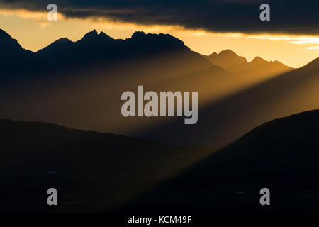 Le montagne Cuillin al tramonto, da vicino Tarskavaig sulla penisola di Sleat, Isola di Skye, Scozia, Regno Unito. Foto Stock