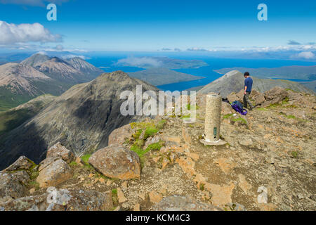 Le colline di Cuillin Rosso sopra Garbh-Bheinn dalla cima di Bla Bheinn, Isola di Skye, Scozia, Regno Unito. Foto Stock