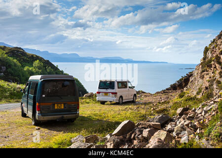 Due camper Mazda Bongo su Calum's Road sopra Loch Arnish, Isola di Raasay, Scozia, Regno Unito. Le colline di Trotternish sull'isola di Skye dietro. Foto Stock