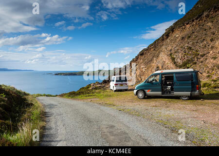 Due camper Mazda Bongo su Calum's Road sopra Loch Arnish, Isola di Raasay, Scozia, Regno Unito. Foto Stock