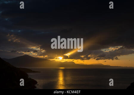 Tramonto sulle colline di Trotternish sull'isola di Skye, da Calum's Road, Loch Arnish, Isola di Raasay, Scozia, Regno Unito Foto Stock