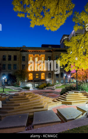 Edificio storico, centro McDougall, progettato da Allan Merrick Jeffers, uno dei primi grandi edifici di pietra arenaria a Calgary, Alberta, Canada Foto Stock