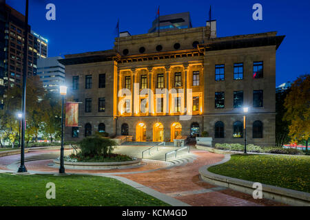 Edificio storico, centro McDougall, progettato da Allan Merrick Jeffers, uno dei primi grandi edifici di pietra arenaria a Calgary, Alberta, Canada Foto Stock