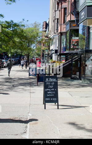 Store fronti e caffetterie lungo Newbury Street Back Bay di Boston (STATI UNITI D'AMERICA Foto Stock