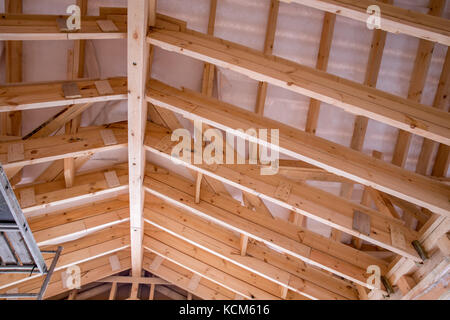 Vista interna di un tetto in legno struttura Foto Stock