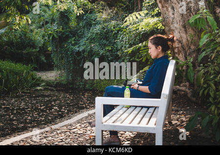 Seduta con triste nel parco Foto Stock