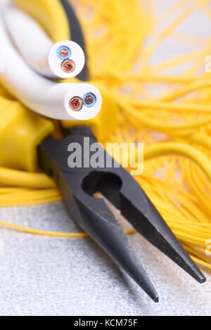 Gli strumenti e i cavi utilizzati nelle apparecchiature elettriche home installazione, primo piano Foto Stock