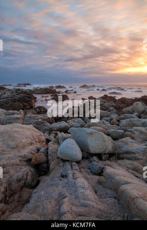 Paesaggio roccioso lungo la penisola di Monterey, costa californiana, al tramonto. Foto Stock