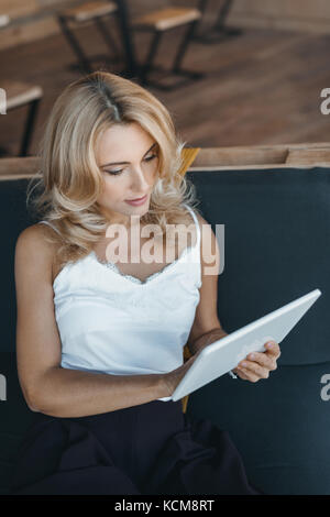 Donna con tavoletta digitale Foto Stock