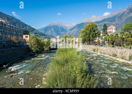Merano in Alto Adige, una bellissima città del Trentino Alto Adige, vista sulla famosa passeggiata lungo il fiume Passirio. Italia settentrionale. Foto Stock