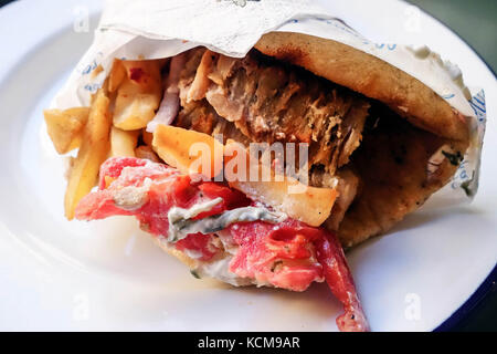 Pane Pita con agnello souvlaki, patatine fritte e tzatziki, Creta, Grecia Foto Stock