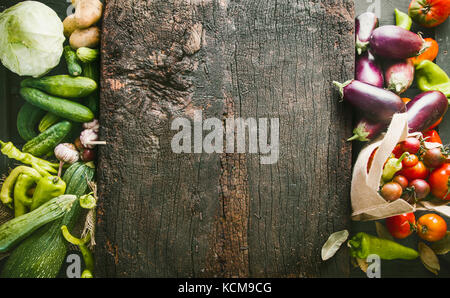 Ortaggi freschi flatlay tettuccio telaio. cibo layout. varietà di verdure Foto Stock