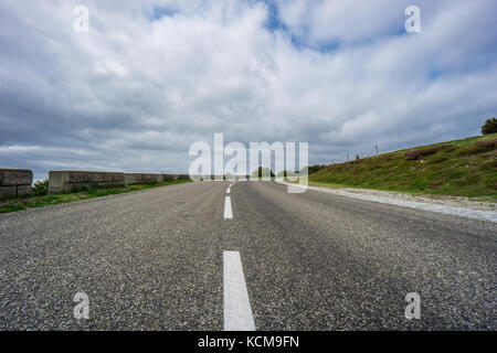 Francia - Svuotare infinite strada di montagna di route de cretes con striscia mediale e assenza di traffico Foto Stock