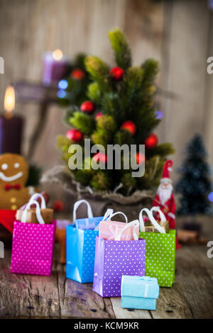 Decorazione di natale. regali di natale su legno Foto Stock