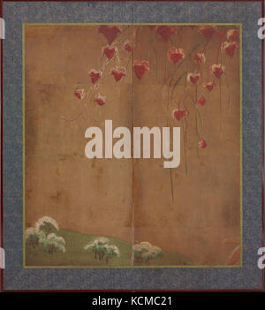 Un tranquillo scenario di vigneti autunnali, alberi lontani e nevicate precoci. L'immagine cattura le stagioni che cambiano con vivaci colori autunnali in contrasto con i primi segni dell'inverno. Foto Stock