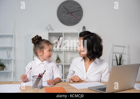 Asian imprenditrice con la figlia in ufficio Foto Stock