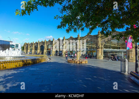 Sheffield, Regno Unito stazione delle ferrovie, con fontane e cascate Foto Stock