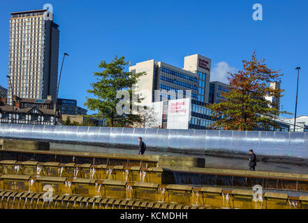 Sheffield, Regno Unito stazione delle ferrovie, con fontane e cascate Foto Stock