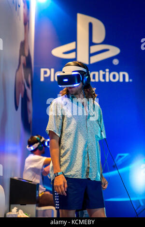 Barcellona - Jun 16: un uomo cerca la playstation vr (realtà virtuale) bicchieri al sonar festival il 16 giugno 2016 a Barcellona, Spagna. Foto Stock