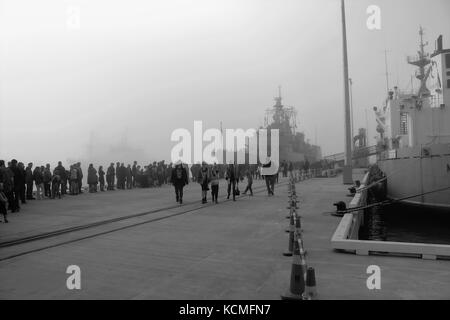 Rnzn nave al porto di timaru nella nebbia Foto Stock