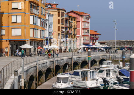 Città vecchia e il porto di pesca di Bermeo villaggio nella provincia di Vizcaya Paesi baschi a nord della Spagna Foto Stock