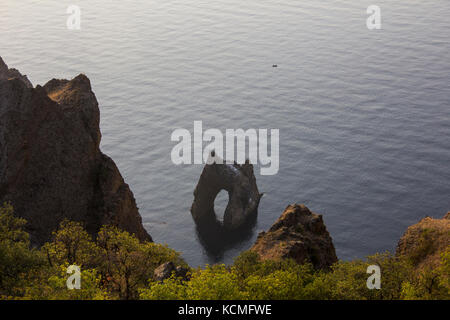 Golden o devil's gate all'alba, un famoso formazioni rocciose vicino al vulcano estinto karadag montagna in riserva karadag in Crimea Foto Stock