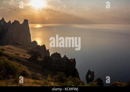 Golden o devil's gate all'alba, un famoso formazioni rocciose vicino al vulcano estinto karadag montagna in riserva karadag in Crimea Foto Stock