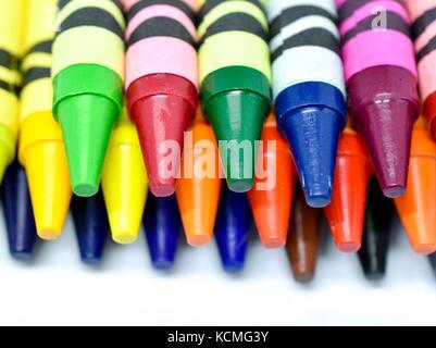 Primo piano di pastelli di cera dai colori vivaci Foto Stock