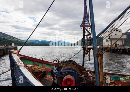 Dettaglio della prua di una barca da pesca nel porto di ullapool nelle Highlands della Scozia, Regno Unito Foto Stock