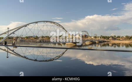 Il Town Lake Pedestrian Bridge sul Salt River a Tempe, Arizona, vicino al Tempe Center for Arts Foto Stock